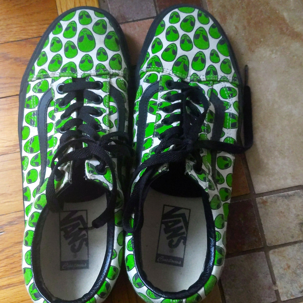 Vans custom green alien size 9.5